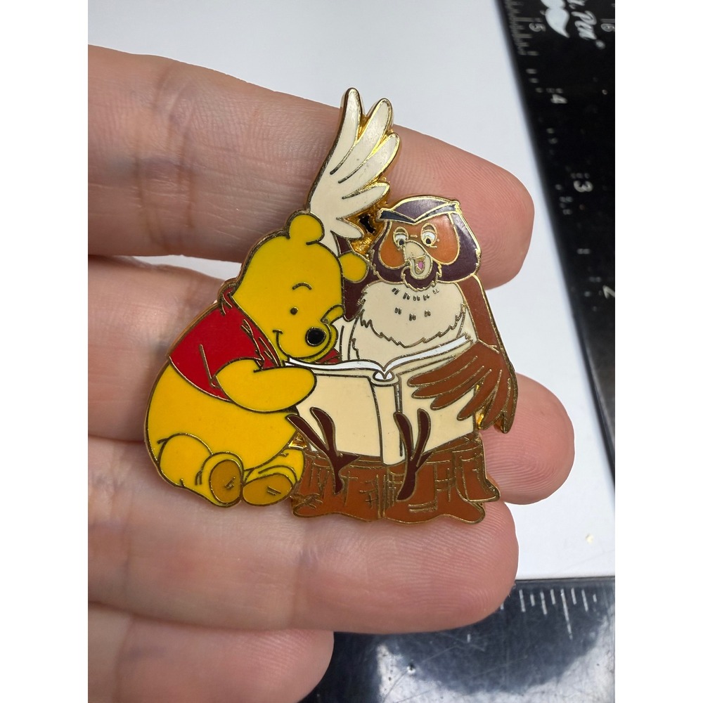Disney Pin Trading 2008 Winnie the Pooh and Owl Reading Book Enamel Pin Gold
